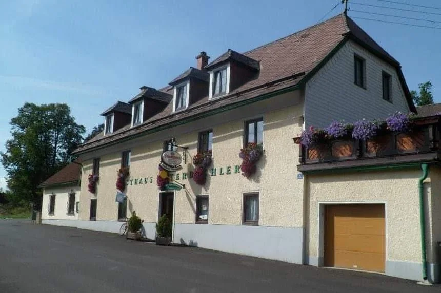 Außenansicht des Gasthauses Unterdechler in Hafning bei Trofaiach