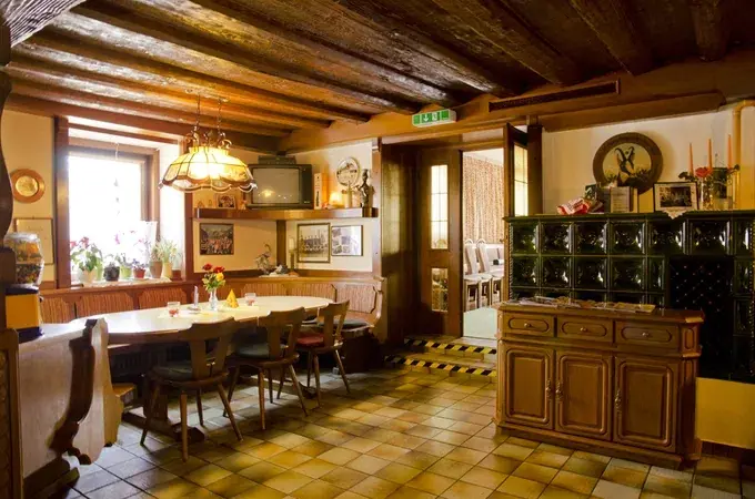 Gaststube mit Holzdecke und Kachelofen im Gasthaus Unterdechler